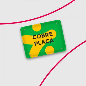 Cobre Placa p/ Moto PVC 0,5mm ou 0,76mm (Fosco ou Cristal) 20,5x17,5 cm 4x0 (Frente colorido) Verniz Cristal Cantos Arredondados e 4 Furos 